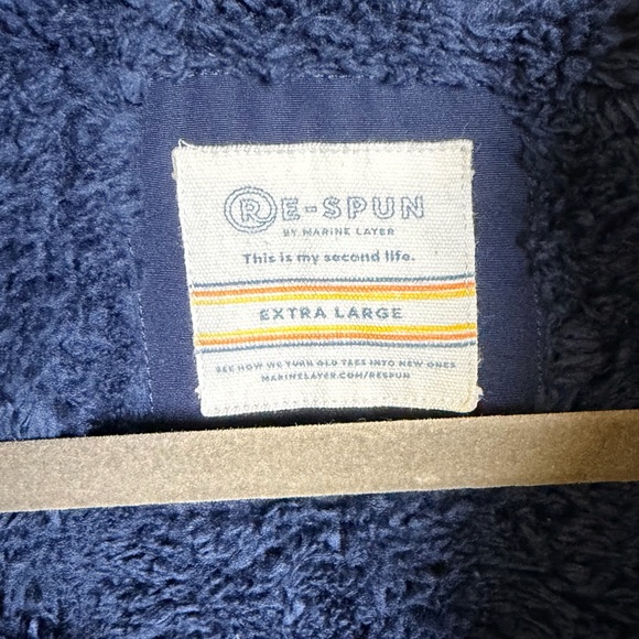 Marine Layer Navy Fleece with Tan Detail
COLLECTION
RE-SPUN SHERPA CORBET - Picture 7 of 7